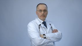Профессиональный доктор смотря камеру, высококачественные медицинские обслуживания на больнице стоковые изображения Профессиональный доктор смотря камеру, высококачественные медицинские обслуживания на больнице стоковые изображения