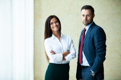 Профессиональный мужчина и женские деловые партнеры имея встречу, который нужно обсудить запланировать стратегию для общего проек стоковое изображение rf Профессиональный мужчина и женские деловые партнеры имея встречу, который нужно обсудить запланировать стратегию для общего проек стоковое изображение rf