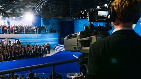 Профессиональный оператор снимает толпу людей на камере студии 4K Пере стоковые изображения rf Профессиональный оператор снимает толпу людей на камере студии 4K Пере стоковые изображения rf