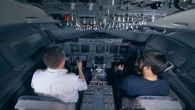 Профессиональный пилот инструктирует человека в летном тренажере видеоматериал Профессиональный пилот инструктирует человека в летном тренажере видеоматериал