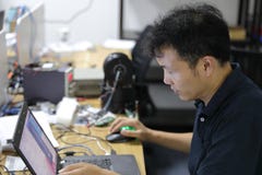 Профессиональный программист развития работая в программируя вебсайте программное обеспечение и кодируя технологию, пишущ коды и стоковое фото Профессиональный программист развития работая в программируя вебсайте программное обеспечение и кодируя технологию, пишущ коды и стоковое фото