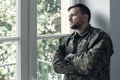 Профессиональный солдат в зеленой форме moro с синдромом войны и проблемой насилия стоковое фото Профессиональный солдат в зеленой форме moro с синдромом войны и проблемой насилия стоковое фото