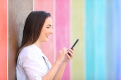 Профиль девушки используя умный телефон в красочной улице стоковое фото rf Профиль девушки используя умный телефон в красочной улице стоковое фото rf