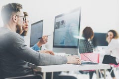 Процесс Coworking, проект работы команды дизайнеров Экипаж дела фото молодой работая с новым startup современным офисом стоковое изображение Процесс Coworking, проект работы команды дизайнеров Экипаж дела фото молодой работая с новым startup современным офисом стоковое изображение