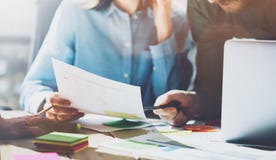 Процесс работы команды фото, подписывает таблицу контрактов Экипаж главных бухгалтеров молодой работает с startup проектом идея н стоковые изображения Процесс работы команды фото, подписывает таблицу контрактов Экипаж главных бухгалтеров молодой работает с startup проектом идея н стоковые изображения