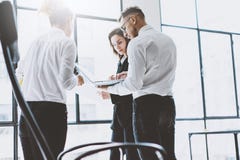Процесс работы команды Экипаж профессионалов фото молодой работая с офисом просторной квартиры нового startup проекта современным стоковые изображения Процесс работы команды Экипаж профессионалов фото молодой работая с офисом просторной квартиры нового startup проекта современным стоковые изображения