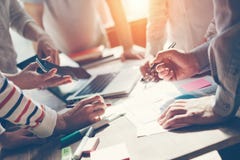 Процесс работы команды Коллективно обсуждать маркетинговой стратегии Обработка документов и цифровое в открытом пространстве Процесс работы команды Коллективно обсуждать маркетинговой стратегии Обработка документов и цифровое в открытом пространстве