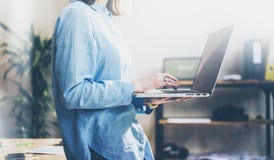 Процесс руководителя проекта работая Работа wooman дела фото молодая с новым запуском Держать современные руки тетради стоковые изображения Процесс руководителя проекта работая Работа wooman дела фото молодая с новым запуском Держать современные руки тетради стоковые изображения