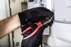 Прошивочные провода электрика в конце распределительной доски вверх стоковое фото rf Прошивочные провода электрика в конце распределительной доски вверх стоковое фото rf