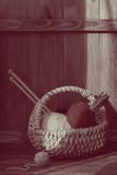 Пряжа с гиацинтом в корзине с kniting ручками на старой деревянной предпосылке Винтаж Duotone стоковое изображение Пряжа с гиацинтом в корзине с kniting ручками на старой деревянной предпосылке Винтаж Duotone стоковое изображение