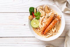пряная лапша рамэнов udon креветок (Том Yum Goong стоковое фото пряная лапша рамэнов udon креветок (Том Yum Goong стоковое фото