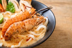 пряная лапша рамэнов udon креветок (Том Yum Goong стоковая фотография rf пряная лапша рамэнов udon креветок (Том Yum Goong стоковая фотография rf