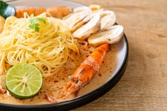 пряные макаронные изделия спагетти креветок (Том Yum Goong стоковая фотография пряные макаронные изделия спагетти креветок (Том Yum Goong стоковая фотография