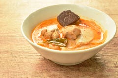 Пряный кипеть всход замаринованный куском бамбуковый с цыпленком и кровь в супе карри молока кокоса на шаре стоковые фотографии rf Пряный кипеть всход замаринованный куском бамбуковый с цыпленком и кровь в супе карри молока кокоса на шаре стоковые фотографии rf