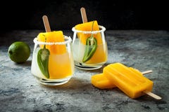 Пряный коктеиль маргариты popsicle манго с jalapeno и известкой Мексиканский алкогольный напиток для партии Cinco de mayo Пряный коктеиль маргариты popsicle манго с jalapeno и известкой Мексиканский алкогольный напиток для партии Cinco de mayo