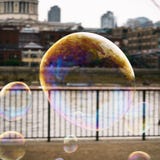 Пузырь мыла с отражением зданий в Лондоне с взглядом на реке Темза стоковое изображение rf Пузырь мыла с отражением зданий в Лондоне с взглядом на реке Темза стоковое изображение rf
