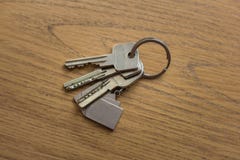 Пук ключей которые лежат на таблице стоковое фото rf Пук ключей которые лежат на таблице стоковое фото rf