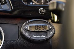 Пульт управления топления отсека двигателя и пассажира Webasto на черной панели автомобиля которая запланирована для пользы в зим стоковые изображения rf Пульт управления топления отсека двигателя и пассажира Webasto на черной панели автомобиля которая запланирована для пользы в зим стоковые изображения rf