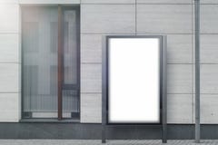 Пустая белая внешняя стойка знамени рядом с ярким современным зданием, переводом 3d стоковые изображения Пустая белая внешняя стойка знамени рядом с ярким современным зданием, переводом 3d стоковые изображения