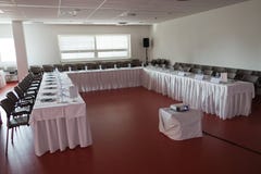 Пустая комната перед семинаром, бутылки конгресса минеральной воды на таблице стоковые фото Пустая комната перед семинаром, бутылки конгресса минеральной воды на таблице стоковые фото
