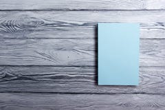 Пустая обложка книги на текстурированной деревянной предпосылке скопируйте космос Стоковая Фотография RF Пустая обложка книги на текстурированной деревянной предпосылке скопируйте космос Стоковая Фотография RF