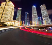 Пустое дорожное покрытие с зданиями города lujiazui Шанхая стоковая фотография rf Пустое дорожное покрытие с зданиями города lujiazui Шанхая стоковая фотография rf