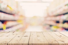 Пустой деревянный стол и запачканная предпосылка - магазин мам покупок Стоковые Изображения RF Пустой деревянный стол и запачканная предпосылка - магазин мам покупок Стоковые Изображения RF