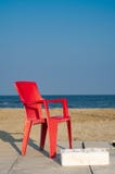 Пустой красный пластиковый стул на пляже Lido di Spina, Италии стоковая фотография Пустой красный пластиковый стул на пляже Lido di Spina, Италии стоковая фотография