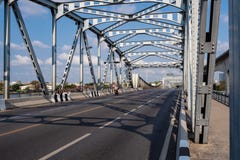 Пустой старый мост стальной структуры над рекой на предпосылке голубого неба облаков стоковые фото Пустой старый мост стальной структуры над рекой на предпосылке голубого неба облаков стоковые фото