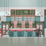 Пустой счетчик кафа бара или кофейни внутренний с бутылками спирта и стекел на полках Стоковые Изображения RF Пустой счетчик кафа бара или кофейни внутренний с бутылками спирта и стекел на полках Стоковые Изображения RF