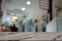 Пустой темный деревянный стол перед конспектом запачкал предпосылку bokeh ресторана стоковая фотография rf Пустой темный деревянный стол перед конспектом запачкал предпосылку bokeh ресторана стоковая фотография rf