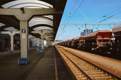 Пустые platformes железнодорожного вокзала с соединением и перевозкой поезда стоковые изображения rf Пустые platformes железнодорожного вокзала с соединением и перевозкой поезда стоковые изображения rf