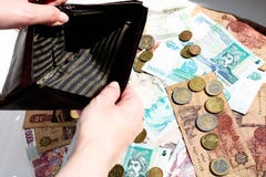 Пустые бумажник и вопросительный знак от монеток на предпосылке банкнот стоковые изображения rf Пустые бумажник и вопросительный знак от монеток на предпосылке банкнот стоковые изображения rf