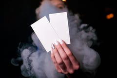 2 пустых белых визитной карточки в руке женщины стоковые фото 2 пустых белых визитной карточки в руке женщины стоковые фото