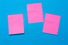 3 пустых розовых примечания, noteson голубая предпосылка стоковые изображения 3 пустых розовых примечания, noteson голубая предпосылка стоковые изображения