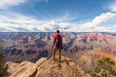 Путешествуйте в гранд-каньоне, Hiker человека с рюкзаком наслаждаясь взглядом, США стоковые фото Путешествуйте в гранд-каньоне, Hiker человека с рюкзаком наслаждаясь взглядом, США стоковые фото