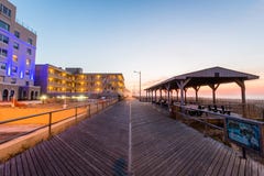 Путь водя к пляжу города ventnor в Атлантик-Сити, Нью-Джерси Стоковые Изображения RF Путь водя к пляжу города ventnor в Атлантик-Сити, Нью-Джерси Стоковые Изображения RF