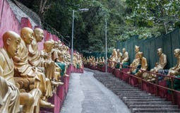 Путь к виску Shatin 10000 Buddhas, Гонконгу стоковое изображение rf Путь к виску Shatin 10000 Buddhas, Гонконгу стоковое изображение rf