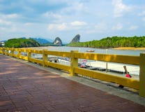 Путь пути красного кирпича с сценарным горным видом портового района в Krabi, Таиланде стоковые изображения rf Путь пути красного кирпича с сценарным горным видом портового района в Krabi, Таиланде стоковые изображения rf