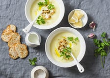 Пюре на серой предпосылке, взгляд сверху супа цветной капусты картошки vegetarian еды здоровый стоковые изображения Пюре на серой предпосылке, взгляд сверху супа цветной капусты картошки vegetarian еды здоровый стоковые изображения