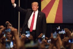 Ралли кампании по выборам президента Дональд Трамп первое в Фениксе стоковые фотографии rf Ралли кампании по выборам президента Дональд Трамп первое в Фениксе стоковые фотографии rf