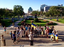 Ралли общины Виннипега украинские для заключенного в тюрьму кинорежиссера стоковое фото rf Ралли общины Виннипега украинские для заключенного в тюрьму кинорежиссера стоковое фото rf