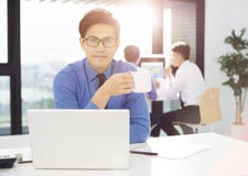 работа бизнесмена в офисе на компьютере стоковые фотографии rf работа бизнесмена в офисе на компьютере стоковые фотографии rf