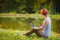 Работа маленькой девочки/studing в парке стоковое изображение rf Работа маленькой девочки/studing в парке стоковое изображение rf
