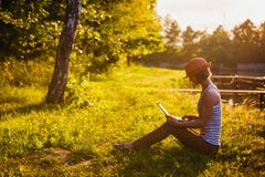 Работа маленькой девочки/studing в парке стоковая фотография Работа маленькой девочки/studing в парке стоковая фотография