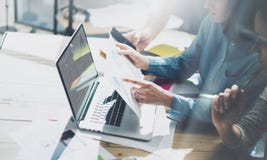 Работа над проектом главного бухгалтера команды Коммерческие директоры работая с новым запуском в современной просторной квартире стоковые изображения rf Работа над проектом главного бухгалтера команды Коммерческие директоры работая с новым запуском в современной просторной квартире стоковые изображения rf