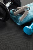 Работайте на спортзале с поднятием тяжестей и вручайте сжатие, копируйте космос стоковое изображение rf Работайте на спортзале с поднятием тяжестей и вручайте сжатие, копируйте космос стоковое изображение rf