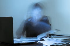 Работать азиатского человека трудный всю ночь для работы саммита внутри завтра Всход в увиденном движении На таблице имеет файлы, стоковое изображение Работать азиатского человека трудный всю ночь для работы саммита внутри завтра Всход в увиденном движении На таблице имеет файлы, стоковое изображение