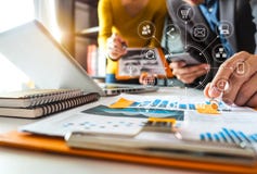 Работая концепция встречи команды, бизнесмен используя умный телефон и компьтер-книжка и цифровой планшет стоковые фотографии rf Работая концепция встречи команды, бизнесмен используя умный телефон и компьтер-книжка и цифровой планшет стоковые фотографии rf