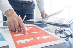 Работая процесс, человек обсуждая с финансовым документом стоковые фото Работая процесс, человек обсуждая с финансовым документом стоковые фото